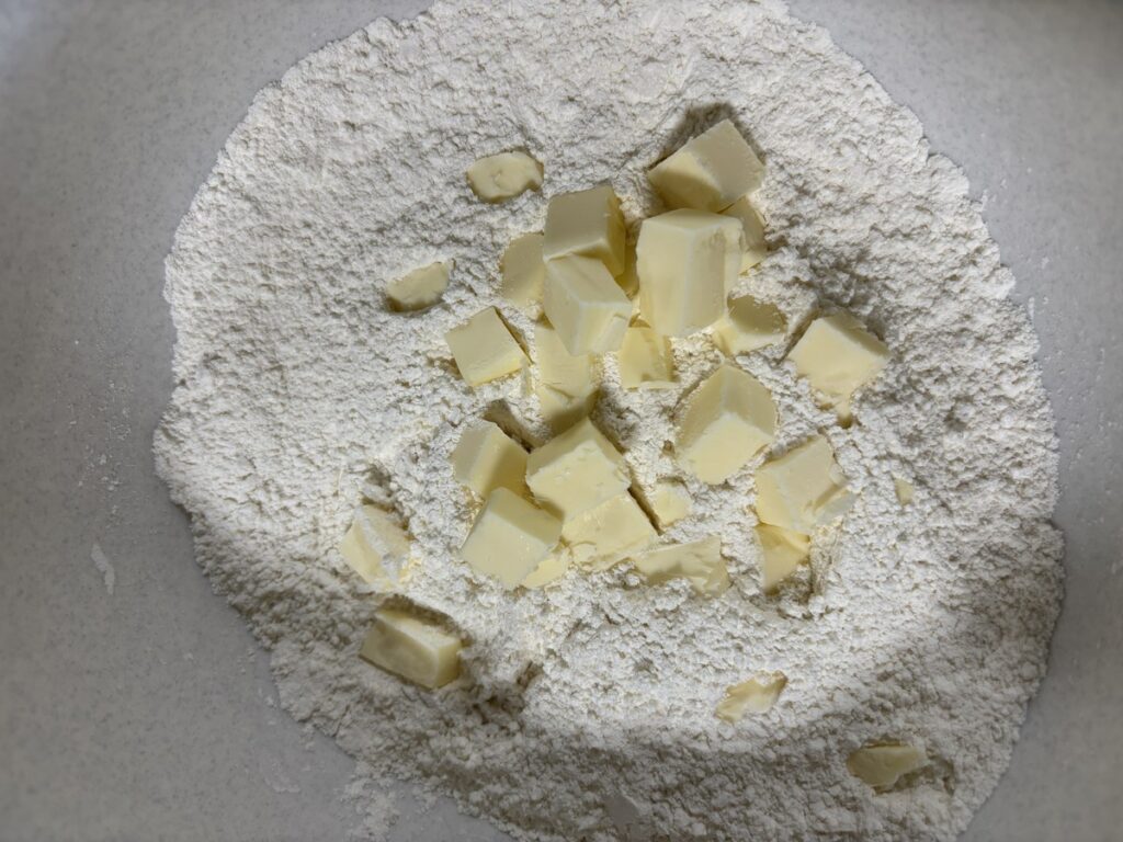 粉類に1cm角に切ったバターを入れる