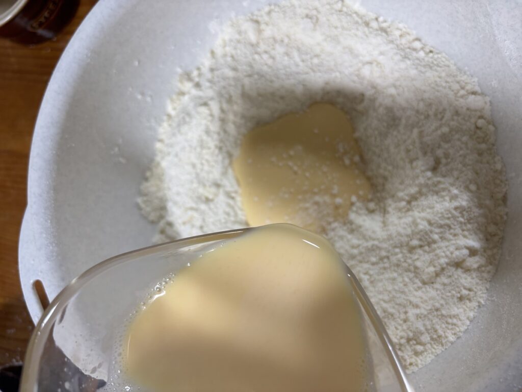 牛乳と溶き卵をいれる